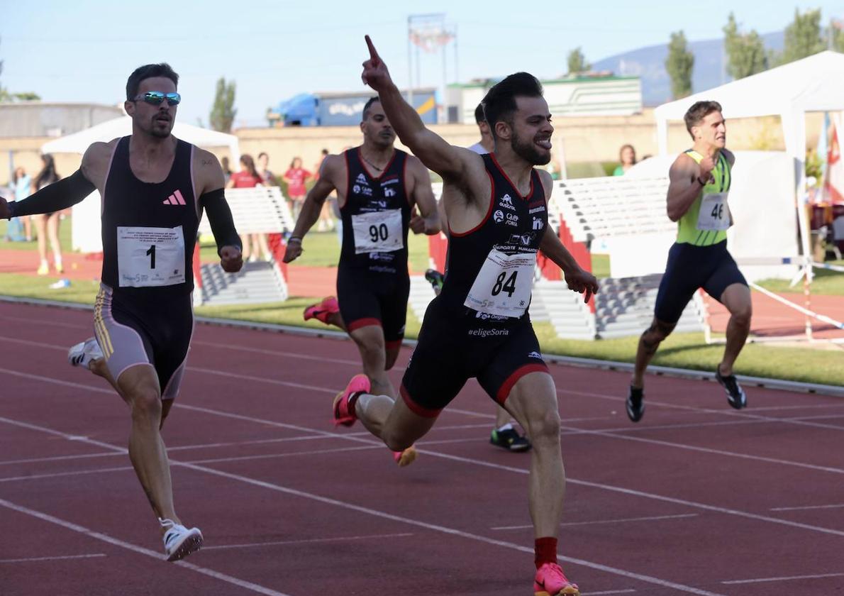 Sergio Juárez se impone en la prueba de 200 metros, con Óscar Husillos a su espalda.