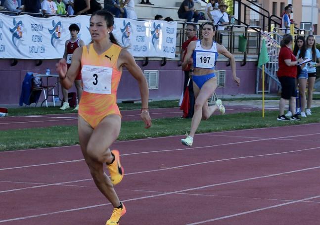 Lucía Carrillo venció con claridad en el 200.