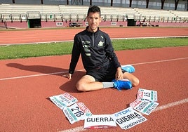 Javi Guerra, con algunos de los dorsales que ha llevado en las mejores competiciones internacionales.