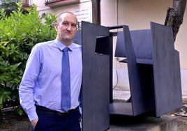 Ramón Ortega, junto a una escultura a la entrada de la sede de la Fundación Segundo y Santiago Montes en Valladolid.