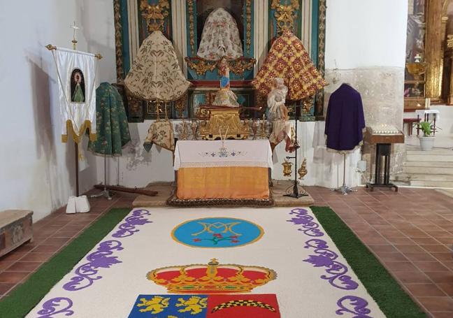 La Virgen de los Perales con todos sus mantos y la alfombra floral