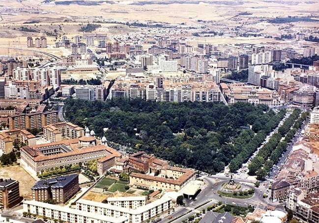 Fotografía aérea del Campo Grande, en la que se observan los conventos situados al mediodía, la plaza de Colón y la calle de la Estación del Norte, tomada en los años 90 del siglo XX.