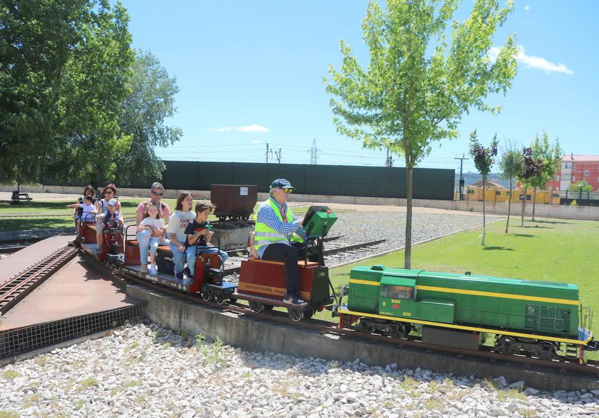 Uno de los viajes en la locomotora a escala de Renfe de la serie 10.838.