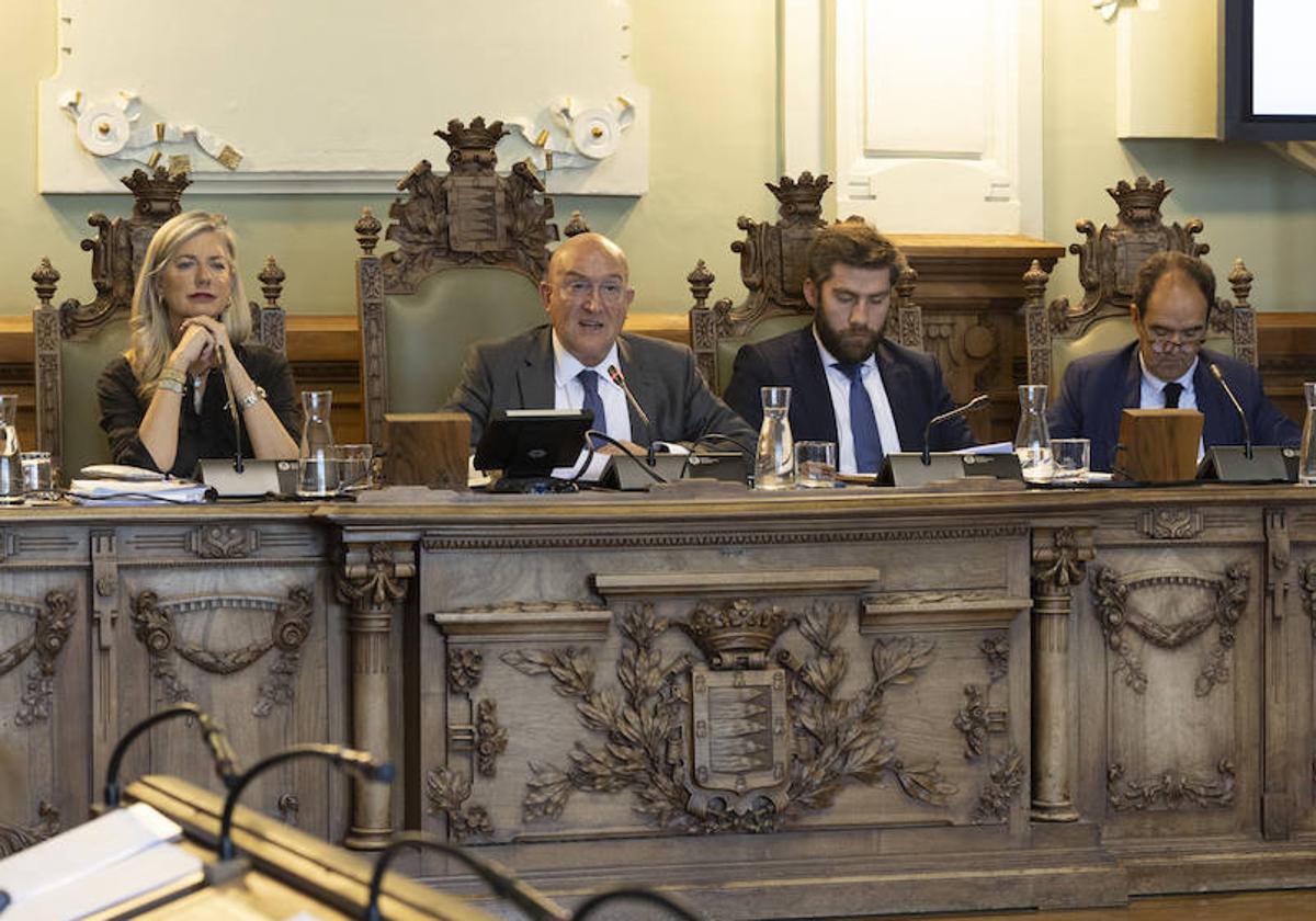 Jesús Julio Carnero, durante su intervención en el pleno extraordinario.