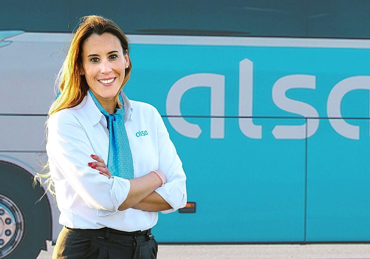 Una trabajadora de Alsa, frente a un autobús de la compañía.