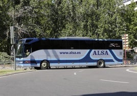 Una trabajadora de Alsa, frente a un autobús de la compañía.