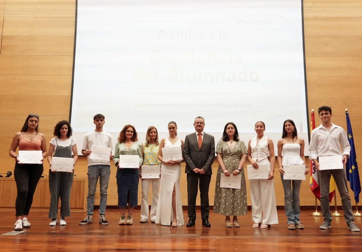 El consejero con los galardonados en los I Premios de Excelencia de los Centros Integrados de FP Agraria.