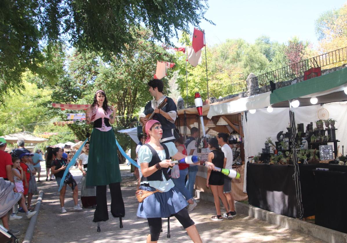 Malabaristas y zancudos en el recorrido por una anterior edición de la Feria Mudéjar de Cuéllar.