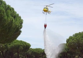 Un helicóptero lanza agua en el simulacro de incendios del Pinar de Antequera