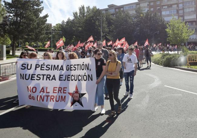 Los manifestantes atraviesan la avenida de Salamanca.