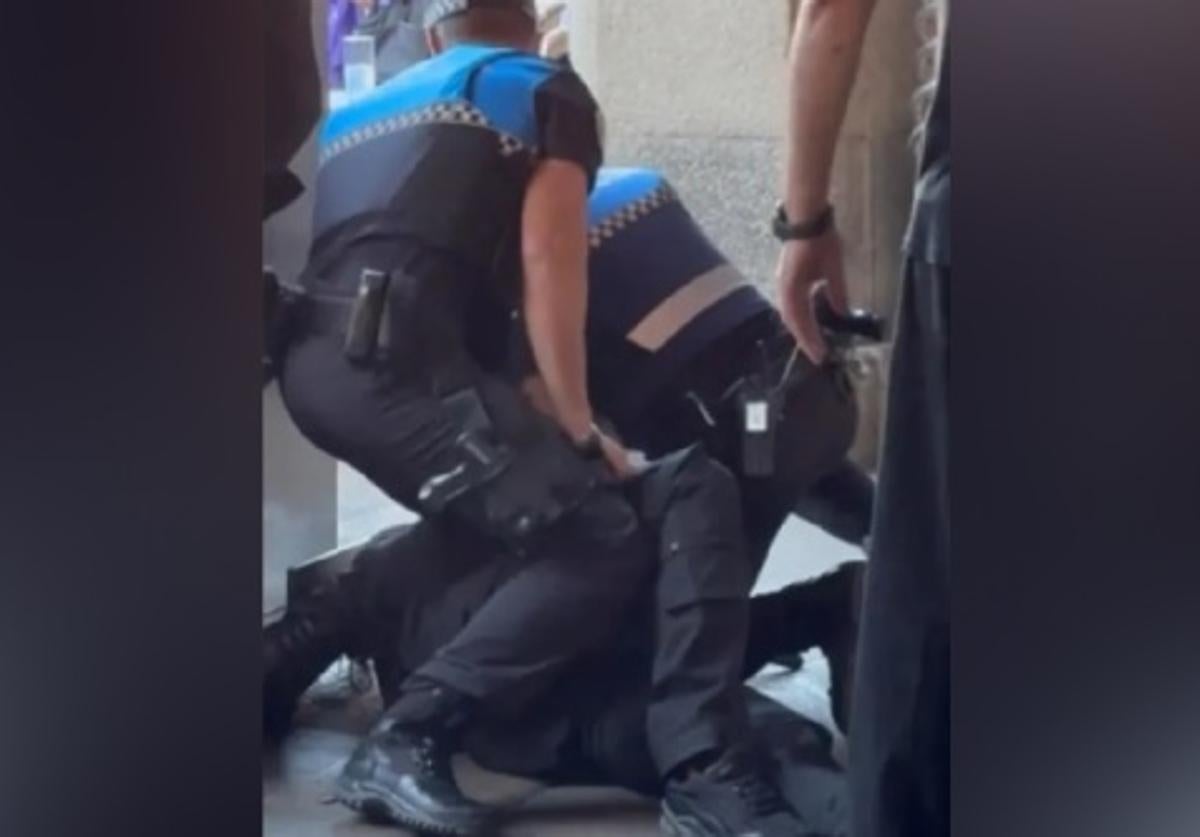 Violenta pelea en plena Plaza Mayor de Salamanca tras una agresión a un camarero