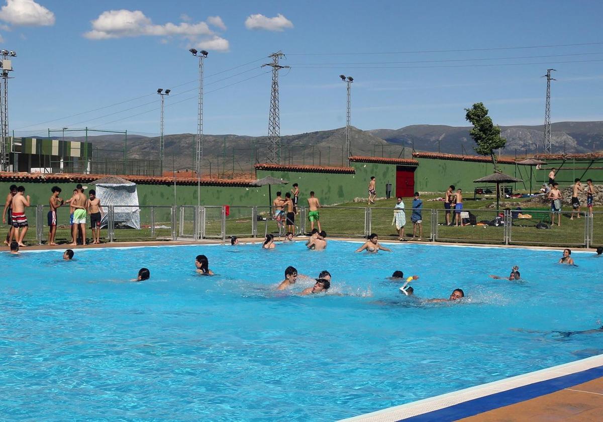 Piscina municipal de Segovia, durante sus primeras horas abierta en 2024.