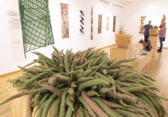 Obras de la muestra en la sala del Centro de Artesanía de Castilla y León.