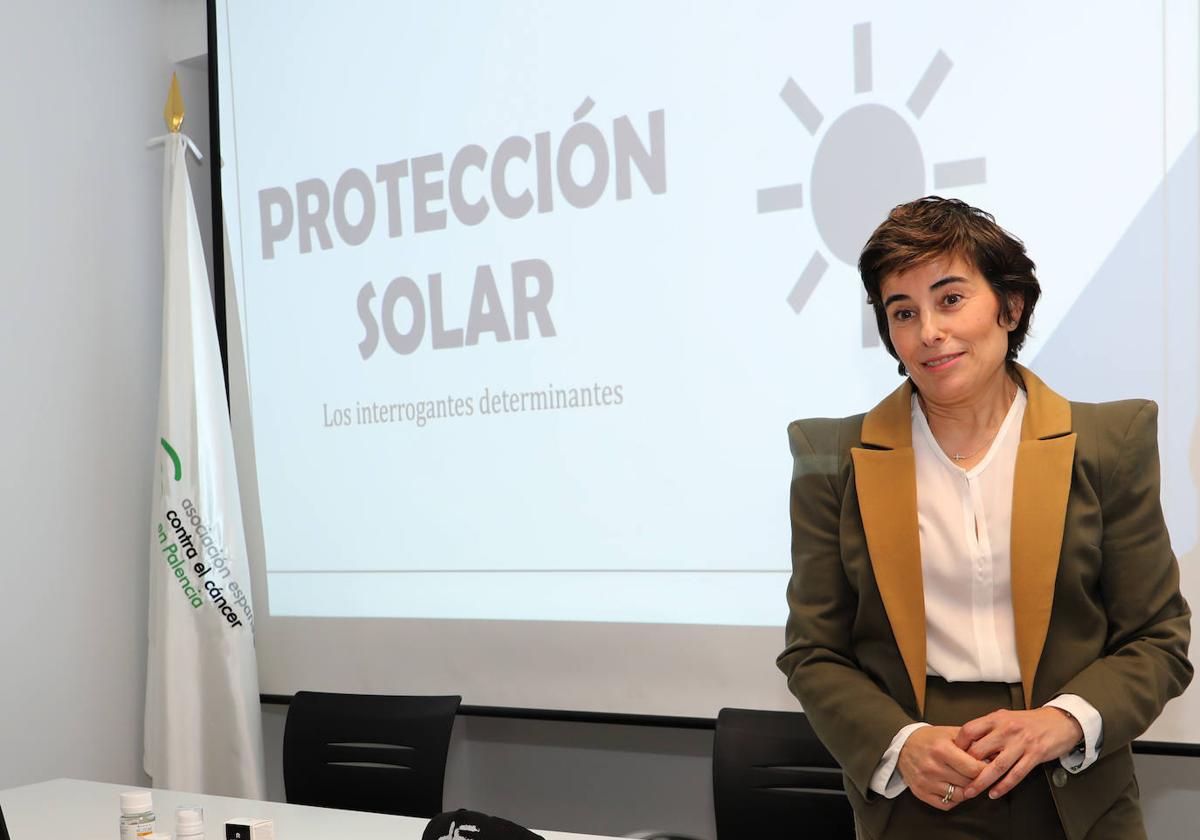 La farmacéutica Belén de Fuentes, durante la conferencia en la sede de la AECC.