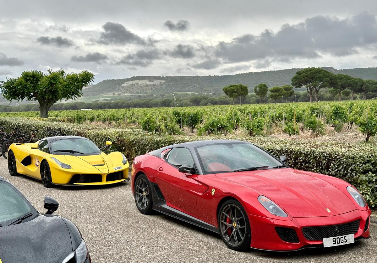 Ferrari 599 GTO, rojo y Laferrari, amarillo, hoy en la Ribera del Duero.