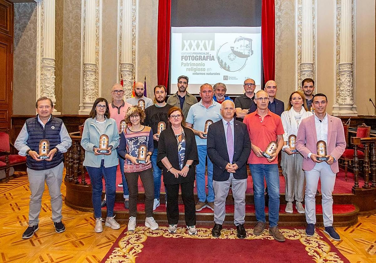 Los premiados posan con miembros del jurado, acompañados por el diputado Urbano Alonso.