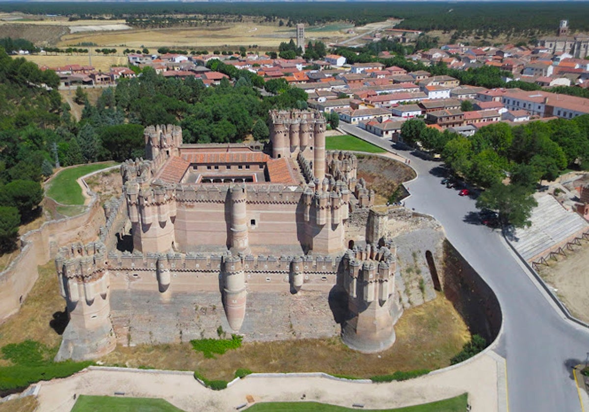 Plano aéreo del castillo de Coca, su principal reclamo patrimonial.