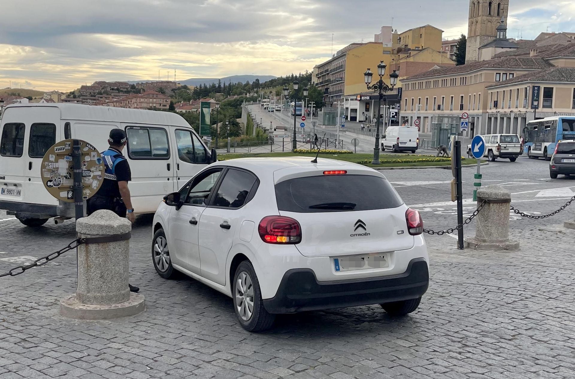 Policía Local sanciona a un conductor por pasar bajo los arcos del Acueducto.