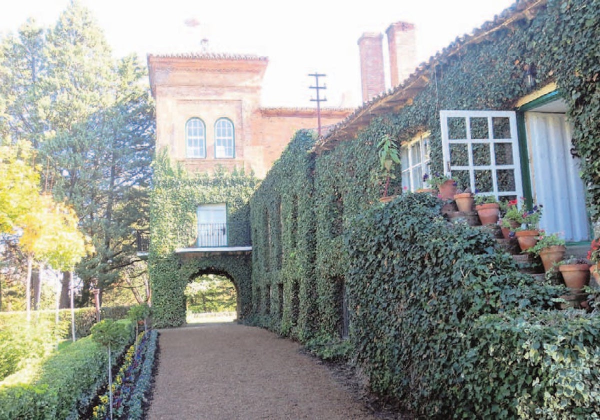 Edificio y parte de los jardines de Coto de Castilleja, en Mayorga de Campos.