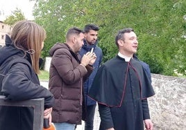 José Ceacero con la prensa en la puerta del convento de Belorado hace unos días.