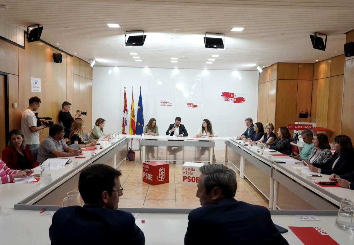 Luis Tudanca, en el centro, durante la reunión este martes de la Comisión Ejecutiva Autonómica del PSOE.