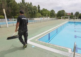 Un empleado de mantenimiento, en los preparativos de la piscina del Sotillo.