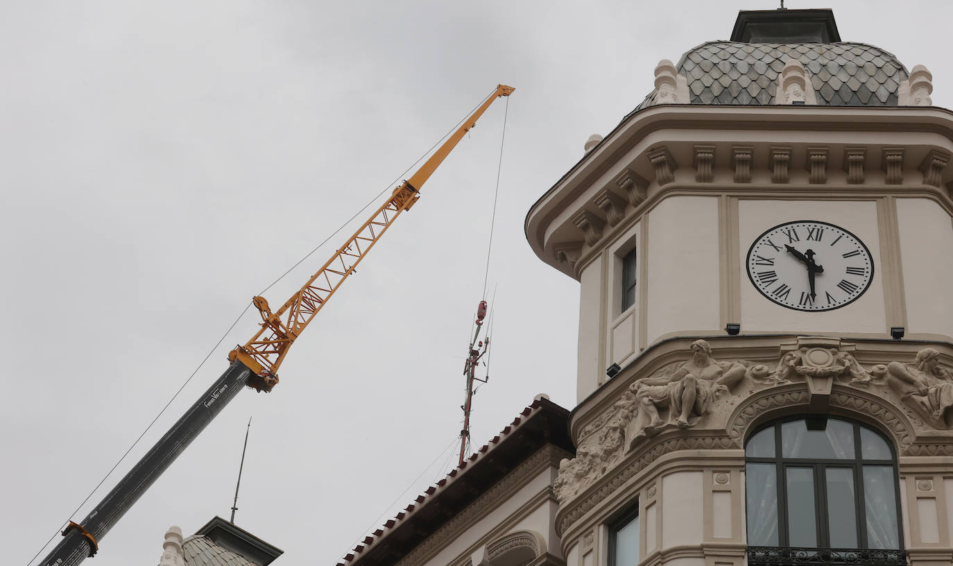 Una enorme grúa retira una antena en la Calle Mayor