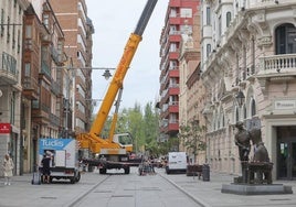 Una enorme grúa retira una antena en la Calle Mayor