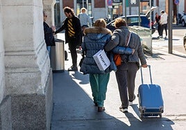 Dos mujeres se despiden en la estación de trenes Campo Grande de Valladolid.