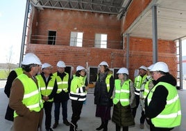 La presidenta, en el centro, visita las obras del nuevo parque de bomberos de Aguilar, el pasado mes de marzo.