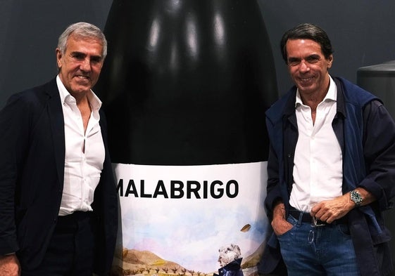 José Moro posa junto al expresidente del Gobierno, José María Aznar.