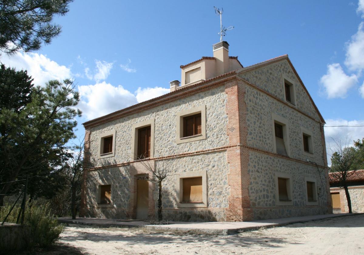 Vista de la fachada de la casa forestal de Fuentemacanda.