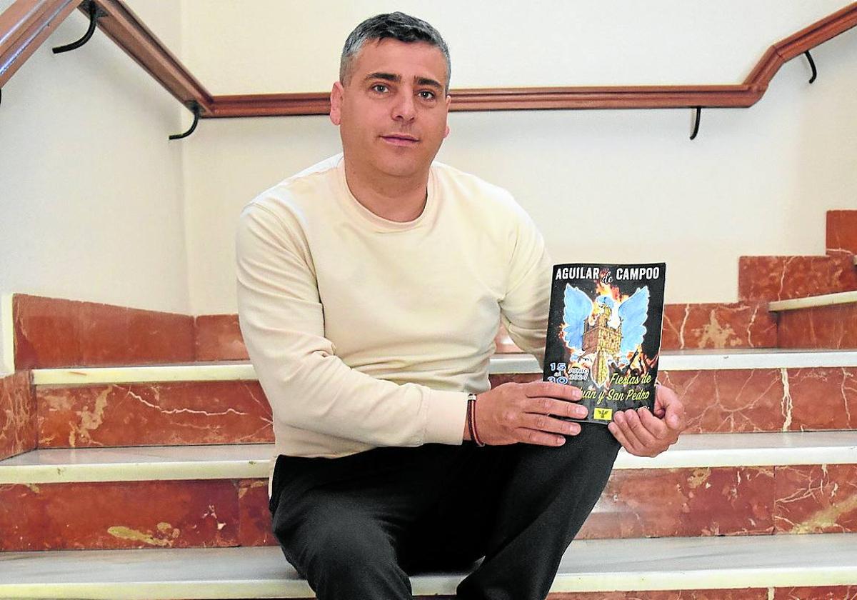 Gionanni Peláez, cocnejal de Festejos de Aguilar de Campoo muestra el programa de fiestas de esye año.