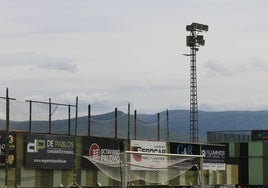 Una de las actuales torres de luz del campo de La Albuera.