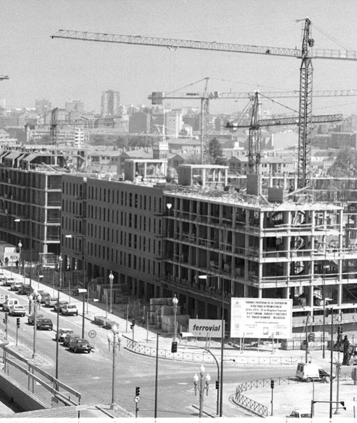 Imagen secundaria 2 - Solares y viviendas en construcción en Parque Alameda en 1997. A la derecha de la imagen principal, la vía del ferrocarril y el polígono de Argales. Debajo, edificios del barrio en obras.