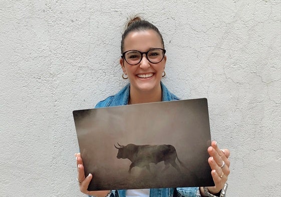 Patricia Santaolaya junto a una de sus imágenes