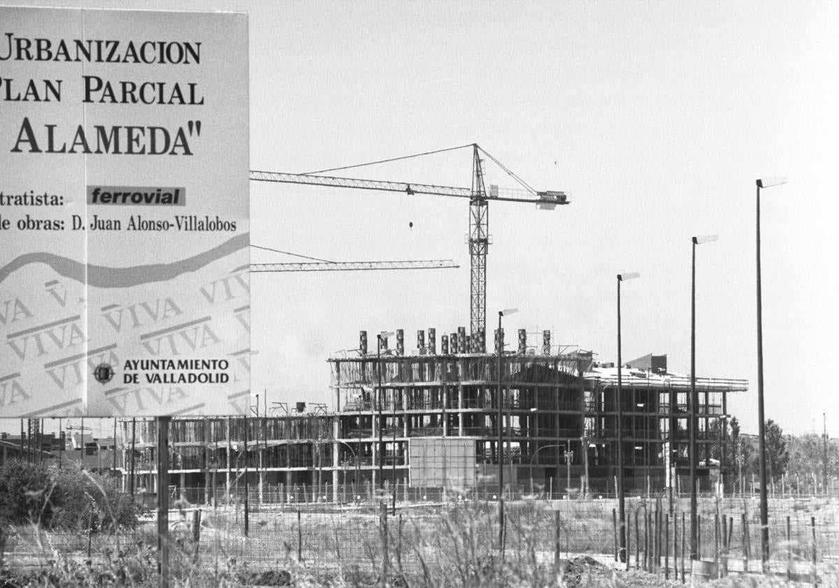 Imagen secundaria 1 - Solares y viviendas en construcción en Parque Alameda en 1997. A la derecha de la imagen principal, la vía del ferrocarril y el polígono de Argales. Debajo, edificios del barrio en obras.