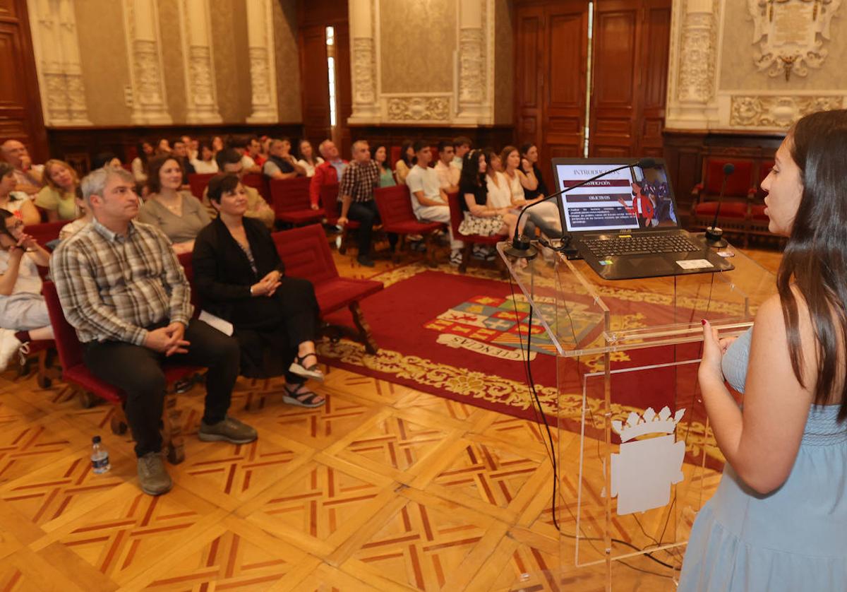 Una de las alumnas expone su trabajo ante el público, en el salón de actos de la Diputación.