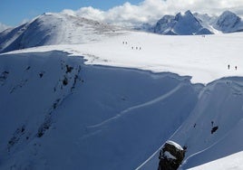 La Estación Invernal y de Montaña de San Isidro hace que sea conocido Puebla de Lillo, donde el verano atrae también visitantes, como varias actividades del Ayuntamiento