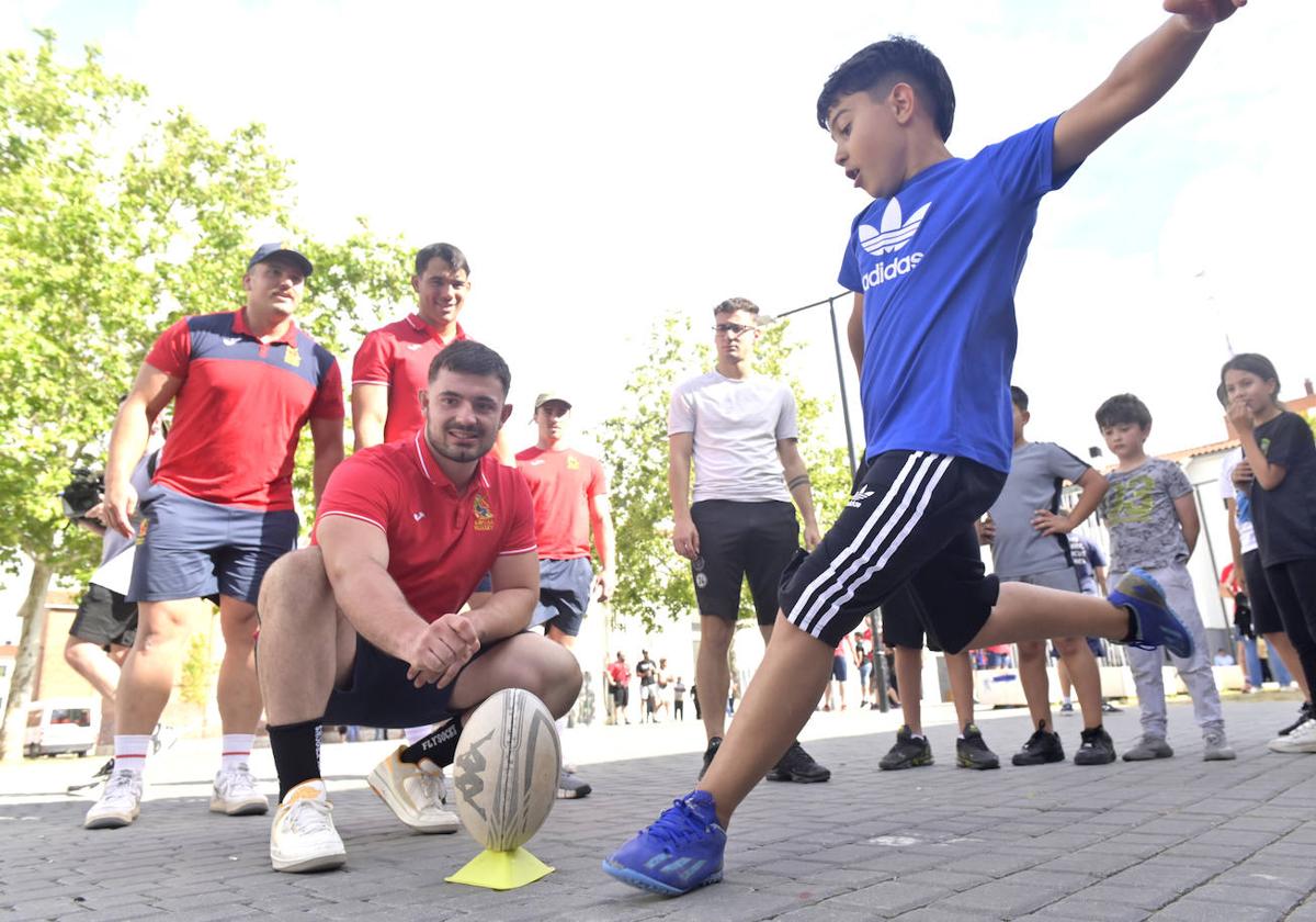 Uno de los niños que han participado en la actividad patea el balón.