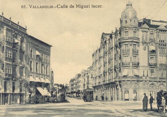 Año 1910 desde la plaza de Zorrilla. Destaca, a la derecha, la casa de Mantilla.