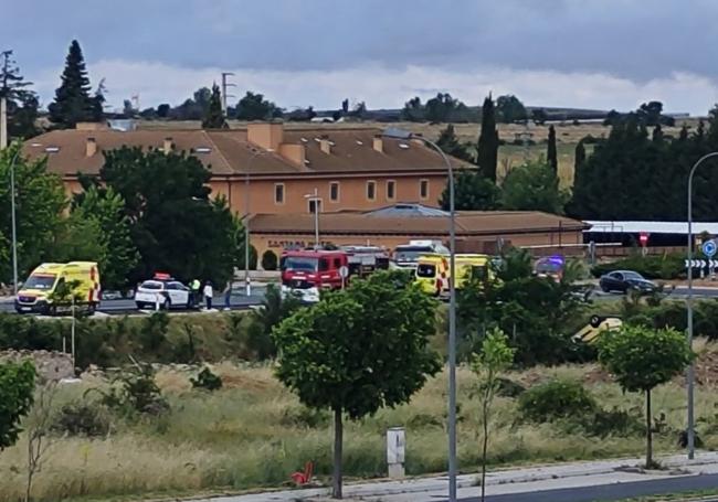 La furgoneta accidentada, volcada en la cuneta.