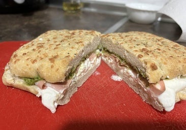 Focaccia con mortadela, burrata y pesto: el bocata que arrasa en redes sociales