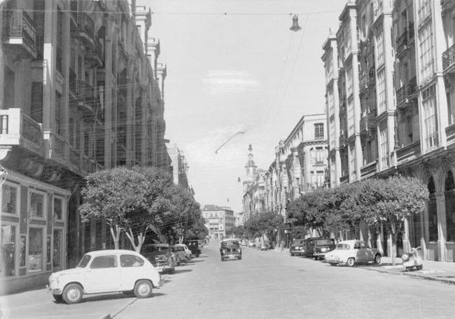 La calle en los años 70. Al fondo se vislumbra la plaza de España.