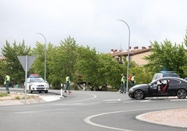 La Guardia Civil regula el tráfico tras el accidente en Palazuelos de Eresma.