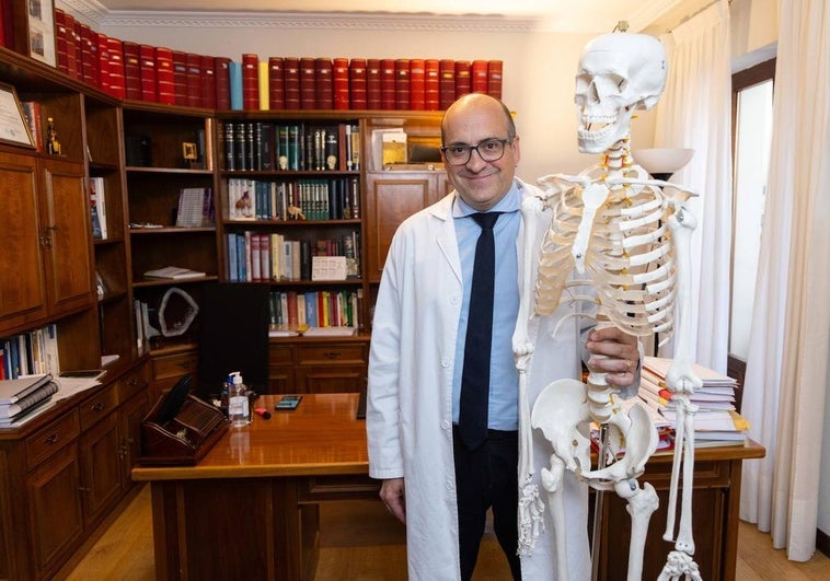 El doctor Aitor Curiel, en su despacho, tras la grabación de 'El hombre sin corazón'.