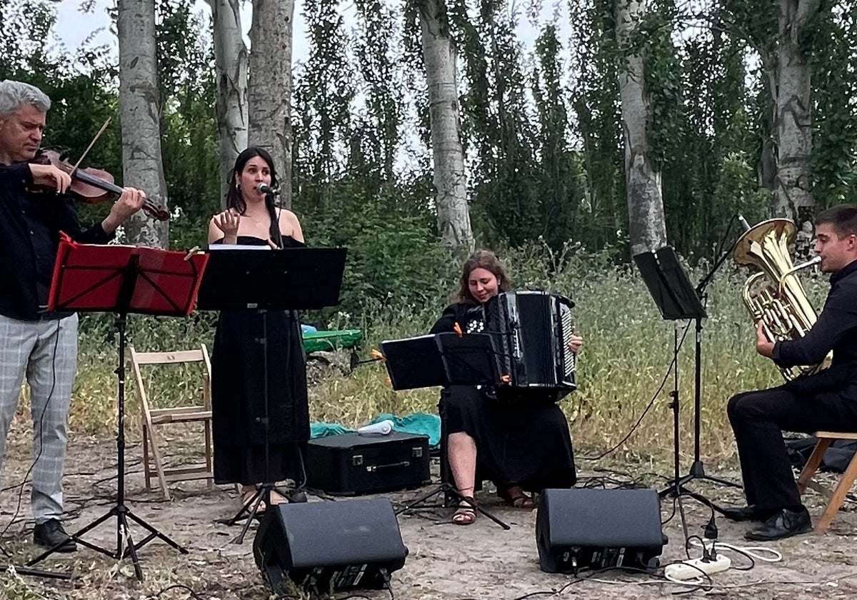 Alfonso Corral, Rocío Torío, Lorena Porres y Fernando Manso tocan como Manusser en Arcas Reales.