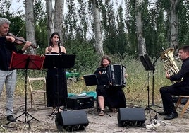 Alfonso Corral, Rocío Torío, Lorena Porres y Fernando Manso tocan como Manusser en Arcas Reales.