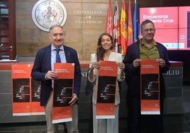 El rector de la UVA, Antonio Largo, la vicerrectora Rebeca San José y el director del Foro de la Cultura, Óscar Blanco.