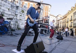 Un grupo de rock toca en la plaza de Portugalete por el Día de la Música.